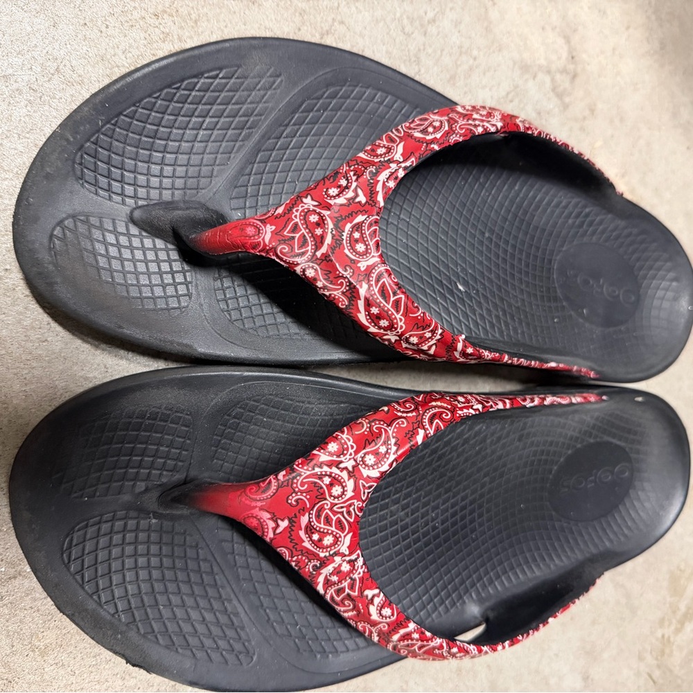 OOFOS Women's Black and Red Sandals Collection - Picture 7 of 11